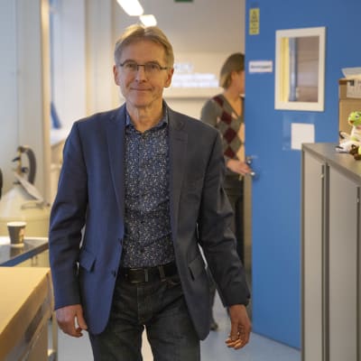 Seppo Ylä-Herttuala kävelee käytävällä