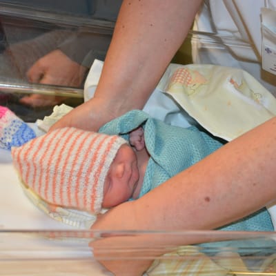 Nyfödd baby på Lojo bb.