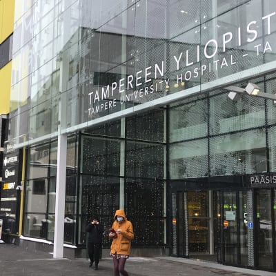 Huvudingång till Tammerfors universitetssjukhus.
