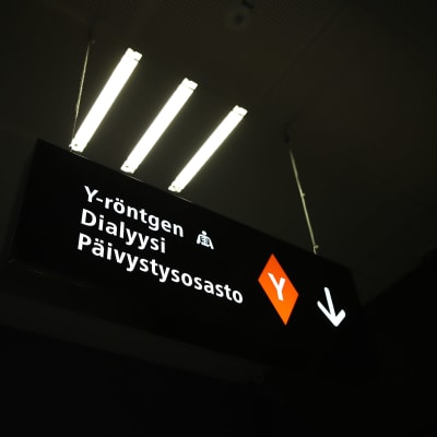 Dialyysin kyltti Seinäjoen keskussairaalan käytävällä.