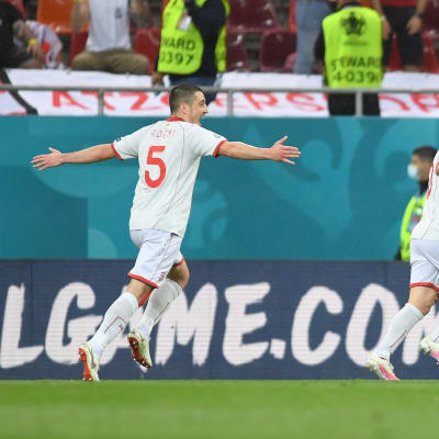 Goran Pandev juhlii Pohjois-Makedonian ensimmäistä maalia EM-kisoissa.