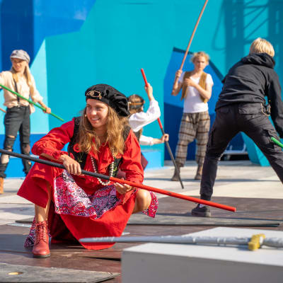 Bild av en skådespelare utklädd till pirat på scenen. 