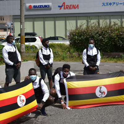Medlemmar av Ugandas OS-lag till Tokyo på foto.