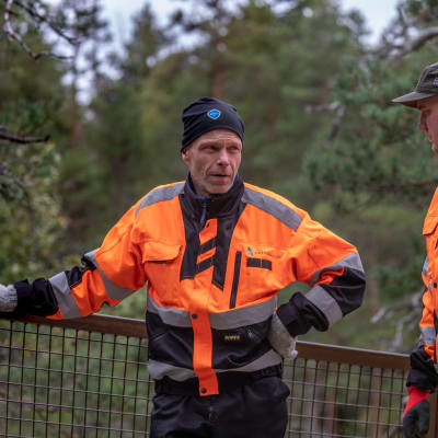 Metsähallituksen rakennusmestari Pasi Ikonen ja Repoveden kansallispuiston puistomestari Mikko Suosalmi seisovat Lapinsalmen sillankaiteen vieressä.