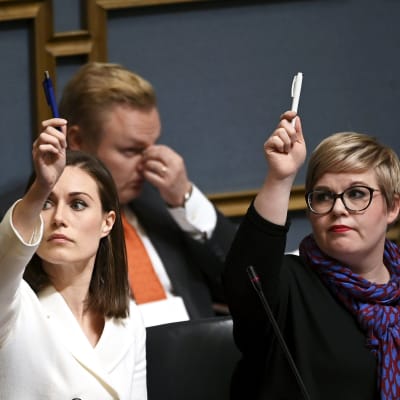Pääministeri Sanna Marin ja valtiovarainministeri Annika Saarikko eduskunnan suullisella kyselytunnilla