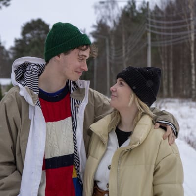 En man och en kvinna som håller om varandra. 