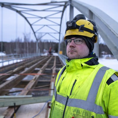 Kirvesmies Niko Laakso Hellnäsin sillan työmaalla Vöyrillä.