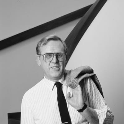 Bengt Bergman i vit skjorta och med en kavaj hängd över axeln.