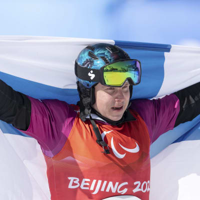 Matti Suur-Hamari jublar med Finlands flagga efter sitt paralympics-guld i Peking.