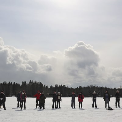 Tamperelaisia opiskelijoita jäällä osana retriittiä.
