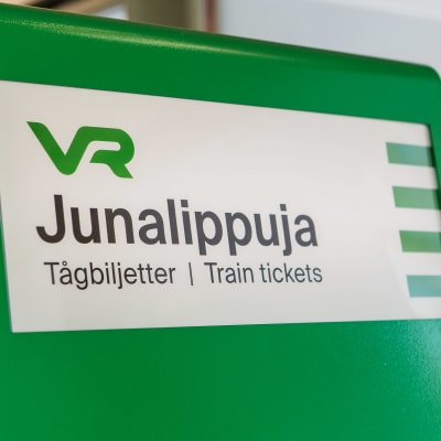 En grönvit skylt med VR:s logo och där det står tågbiljetter.