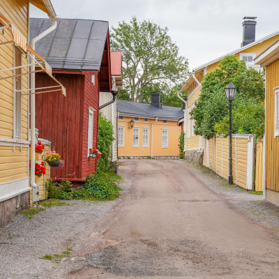 En gata med gamla färgglada hus.