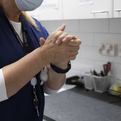 Sjukskötare gnider sina händer.