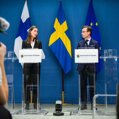 Finlands statsminister Sanna Marin och Sveriges statsminister Ulf Kristersson vid en presskonferens i Stockholm.