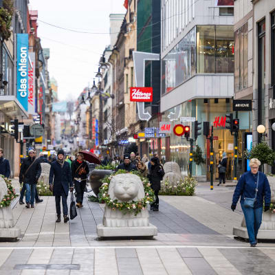 Gågata utanför Åhléns i Stockholms centrum.