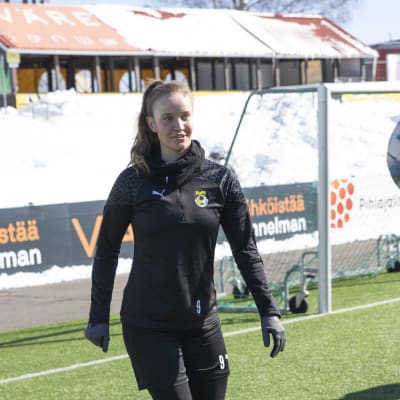 Wilma Forsblom tränar fotboll.