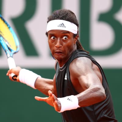 Mikael Ymer lyö palloa.