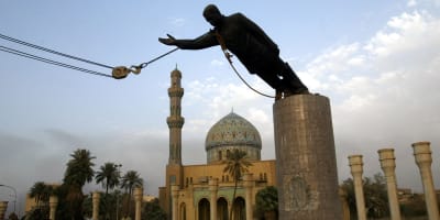 Staty av Saddam Hussein rivs ner