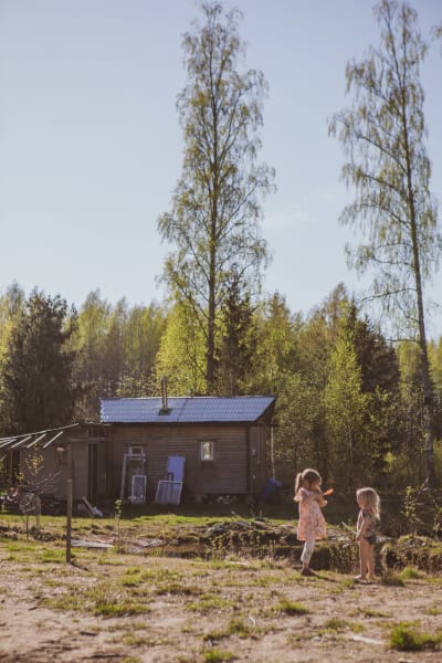 Pauliinan lapset Salmi Tide ja Suvanne lempipaikassaan lammen reunustalla Vaunumäen pihapiirissä.