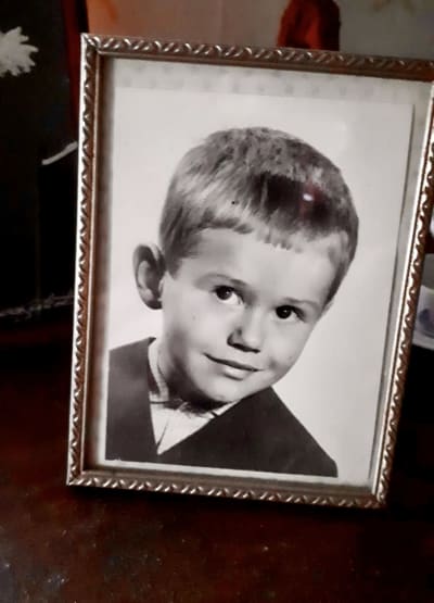 Foto av ett ramat porträtt av en liten pojke.