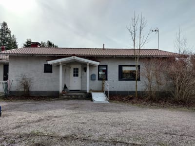 Ett vitt småhus.