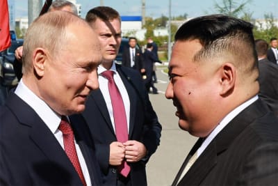 Vladimir Putin och Kim Jong-un öga mot öga i närbild. 