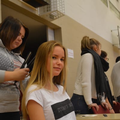 Frisörstuderande Fanny Dahlqvist fixar gmnasiestuderande Ronja Dufholms hår under flickornas dag i Ekenäs högstadieskola