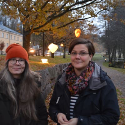 Konstnären Anna Ulff har skapat lyktor och Malena Lindqvist arrangerar ljusfest i Fiskars