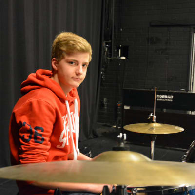Benjamin Juslin spelar trummor i Karis Music Show.