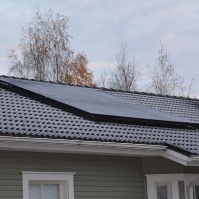 Solpanel på hustak.