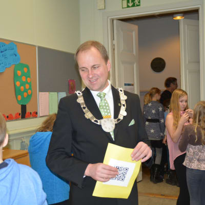 Stadsdirektör Tom Simola firade barnens dag i Snåresalen i Ekenäs