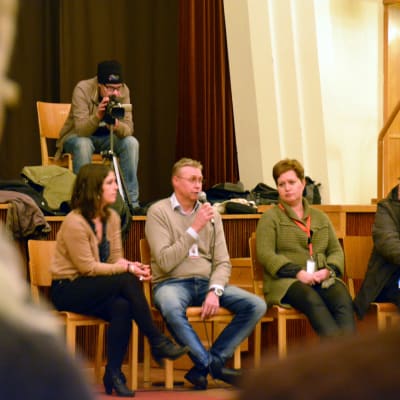 Från vänster: Miriam Attias, Timo Nyholm och Heidi Juslin-Sandin under diskussionstillfället i Hangö.