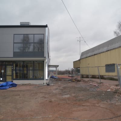Den nya allaktivitetshallen i Sjundeå är byggd intill den gamla hallen. Det finns plats för räddningsverket att ta sig fram mellan hallarna om det behövs.
