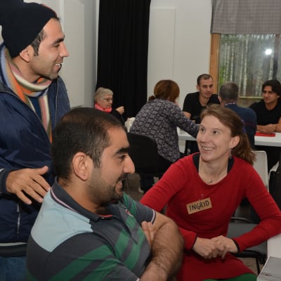Asadullah Hasanzada, Ammar Al-Kaysi och Ingrid Svanfeldt umgås på internetcafét