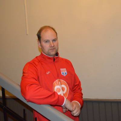 Tero Forss tränar BK-46 i fotboll.