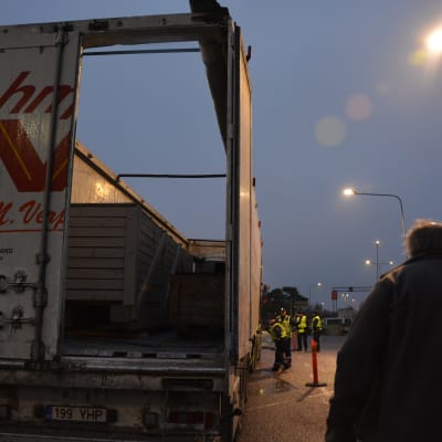 Chauffören får snällt vänta medan tullen och gränsbevakningen kontrollerar att långtradarens presenning är ordentligt fastspänd.