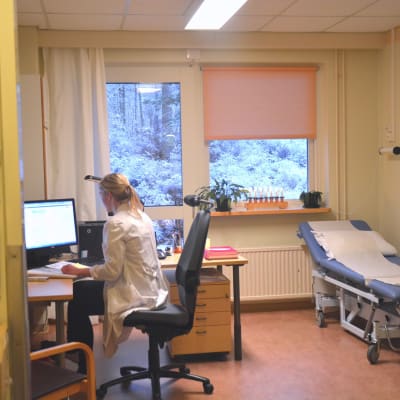 Anna Hoverfelt i sitt mottagningsrum vid Ekenäs hälsostation