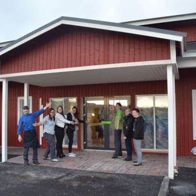 Anne Möller (andra från vänster) och hennes personal ser fram emot att flytta in i nya utrymmen i Pickala.