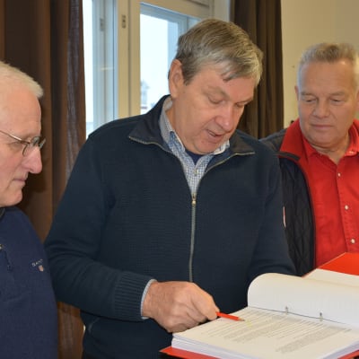 Kaptener i.a. Seppo Berghäll, Sven Nordlund och Hans Wikström granskar de militära formuleringarna i manuskriptet till Okänd soldat.