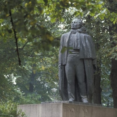 Eino Leinos staty i Esplanadparken i Helsingfors