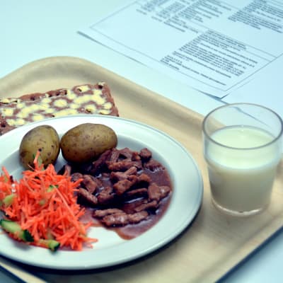 En portion skolmat som tillreds av centralköket Köökki