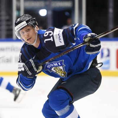 Veli-Matti Savinainen försöker få pucken i mittzon i en landskamp hösten 2019.