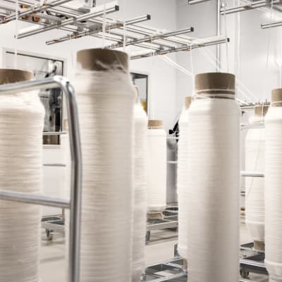 Woodspin Oy tehtaan puupohjaista tekstiilikuitua, eli lankaa rullissa.