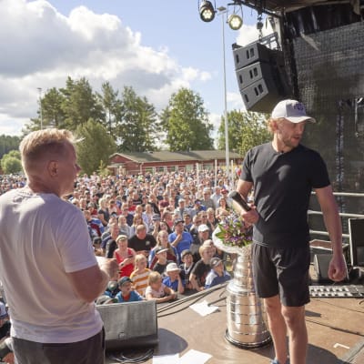 Mikko Rantanen tog Stanley Cup-pokalen till Nousis där det var folkfest.