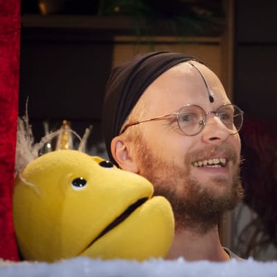 Karaktären Vimmel ur serien Jul i Hittehatt och skådespelaren Oskar Pöysti i tv-studion