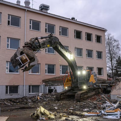 Mikkelin Urpolan koulun purkutyö käynnissä tiistaina 24.11.2020