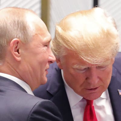 Vladimir Putin viskar i Donald Trumps öra.