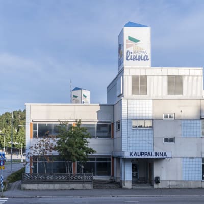 Jethro Rostedtiinkin yhdistetty kauppakeskus Kauppalinna rapistuu Savonlinnan keskellä ilkivallan vuoksi.