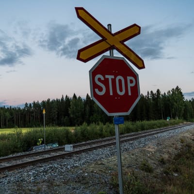 Taajamajuna ja auto tasoristeysonnettomuudessa Mänttä-Vilppulassa elokuussa 2020.
