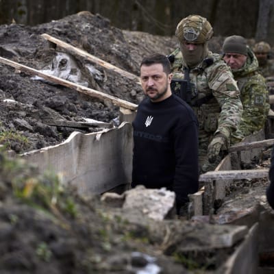 Volodymyr Zelenskyj under den rundtur som AP fick följa med på. Här i en skyttegrav i närheten av staden Sumy, i nordöstra Ukraina. 